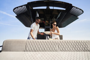 Escursione in gommone di lusso Sea Luxury con panorama costiero